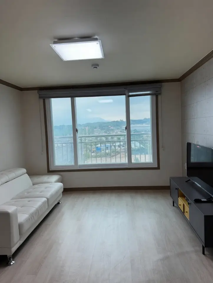 버스정류장 도보 2분 월세 2,000 / 30 | 당근 부동산_img_2.png