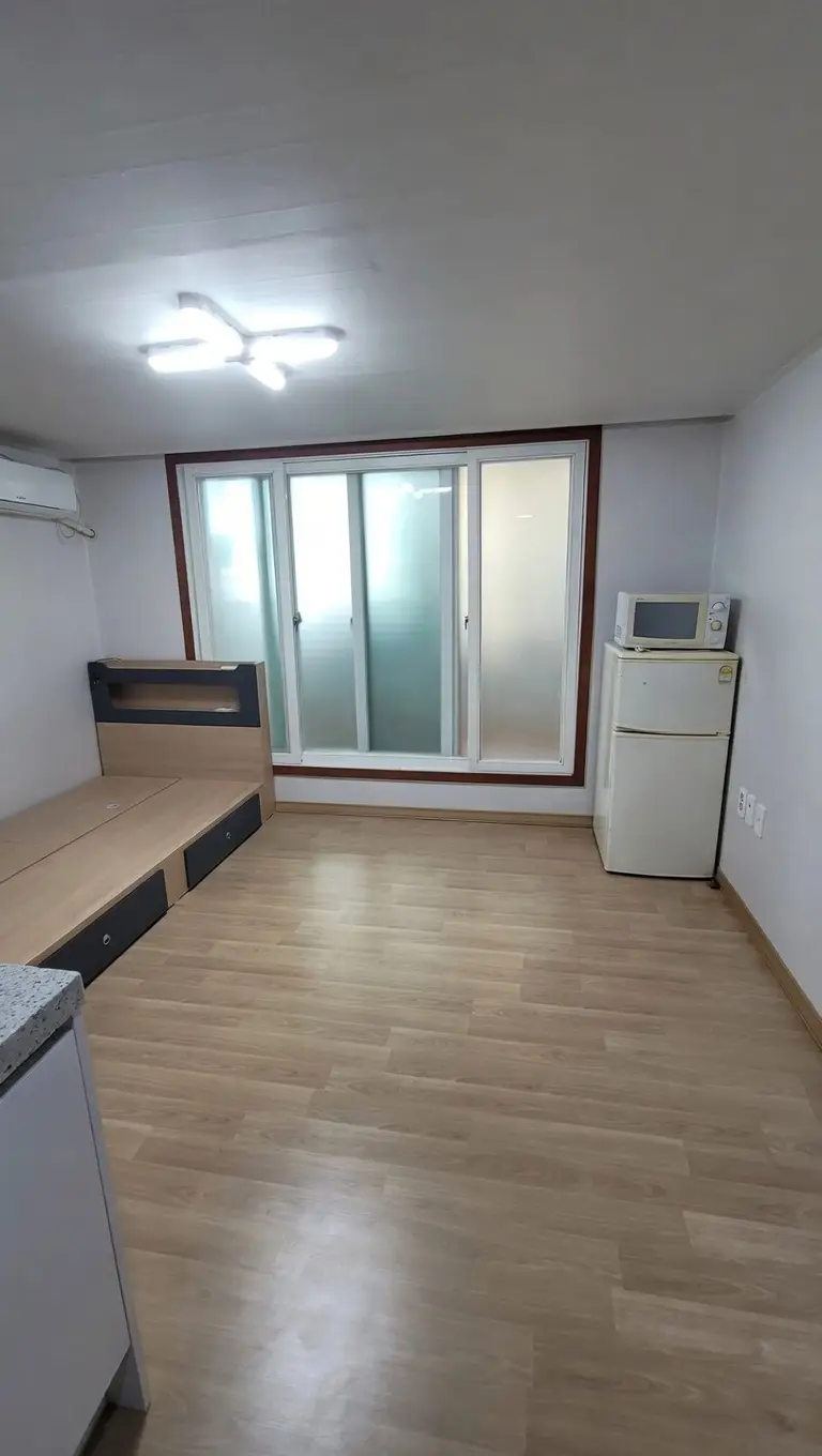 버스정류장 도보 2분, 명동(시내) 도보 6분 거리 월세 300 / 32 | 당근 부동산_img_2.png