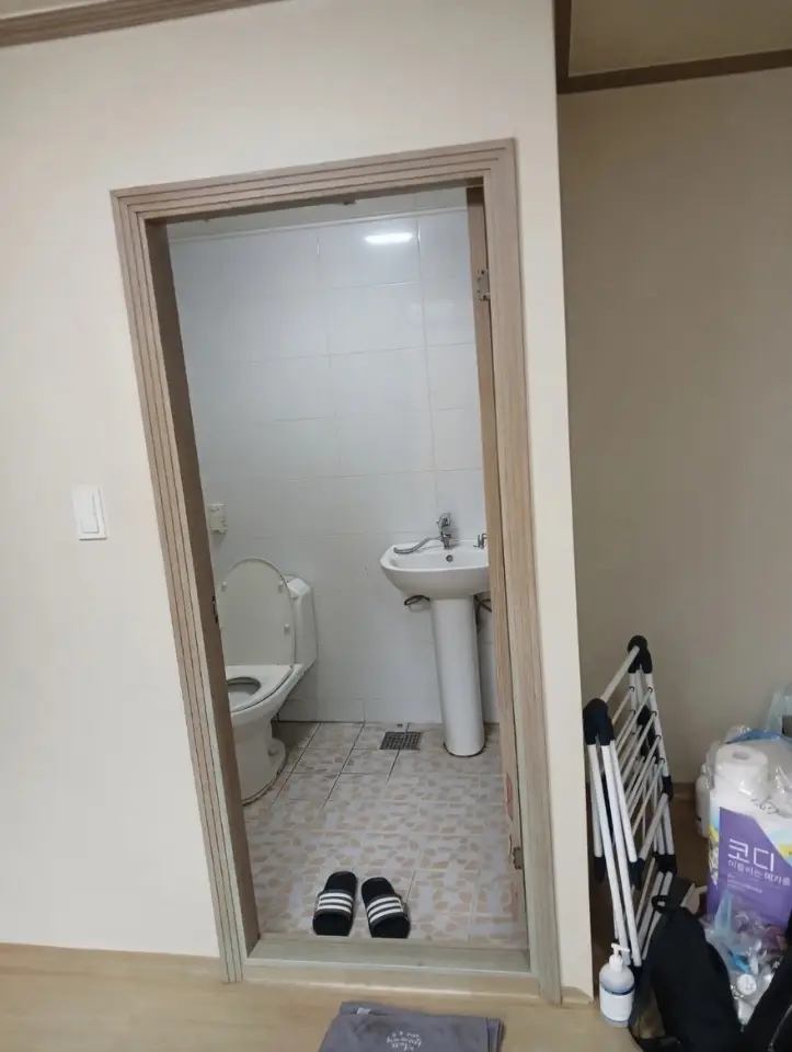 버스정류장 도보 5분 월세 300 / 30 | 당근 부동산_img_2.png