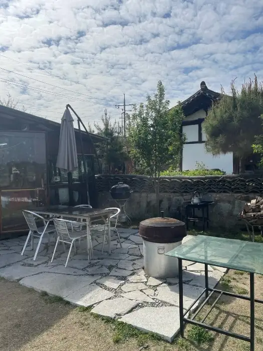 솥뚜껑 삼겹살 파티를 즐기는 모습
