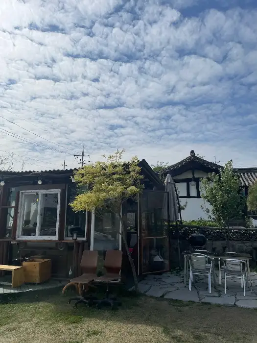 야외 테이블과 의자가 있는 공간